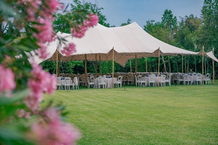 outdoor-banquet-tables-canopy_335362-1039
